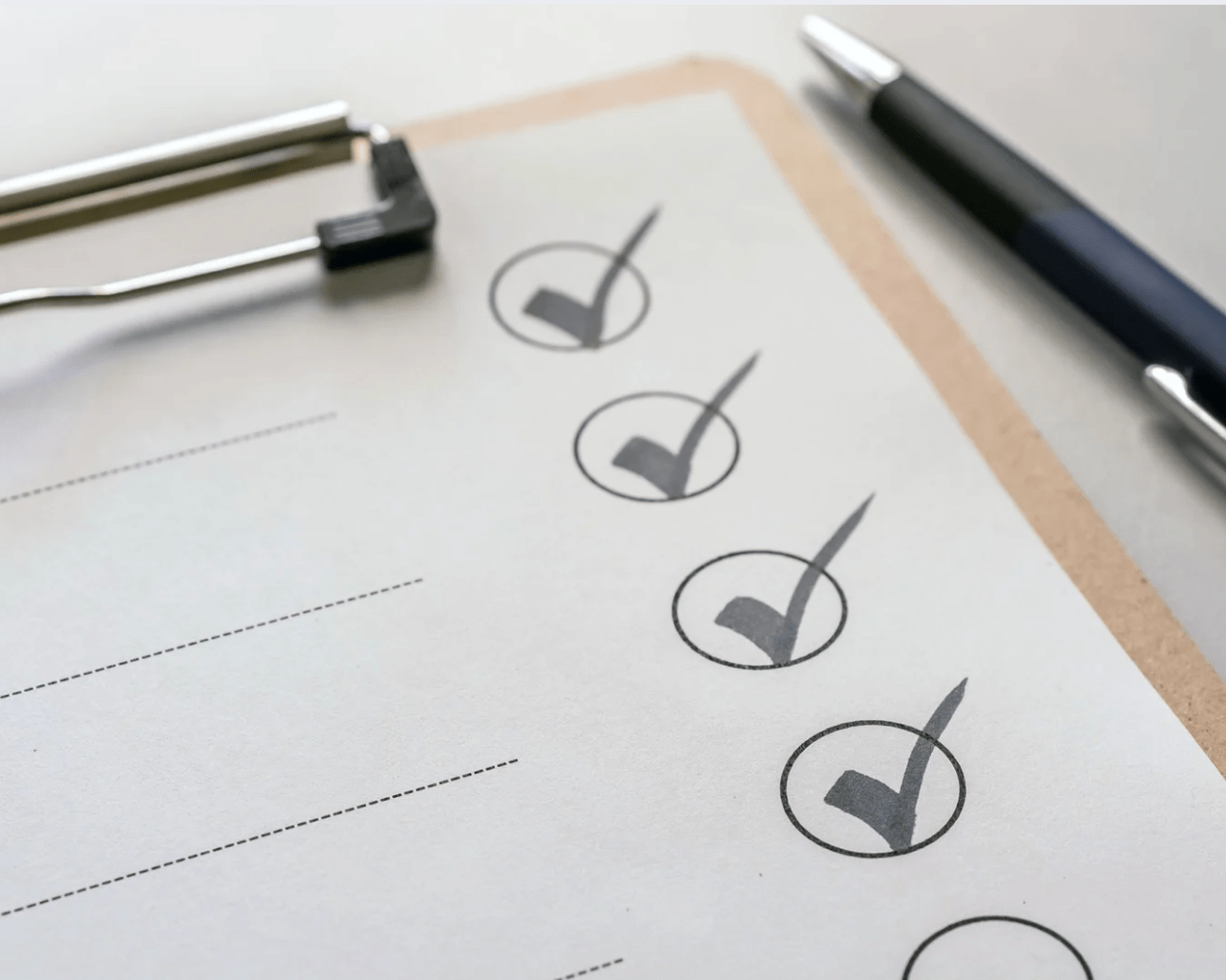 Checklist with tick marks representing steps for choosing an online exam platform