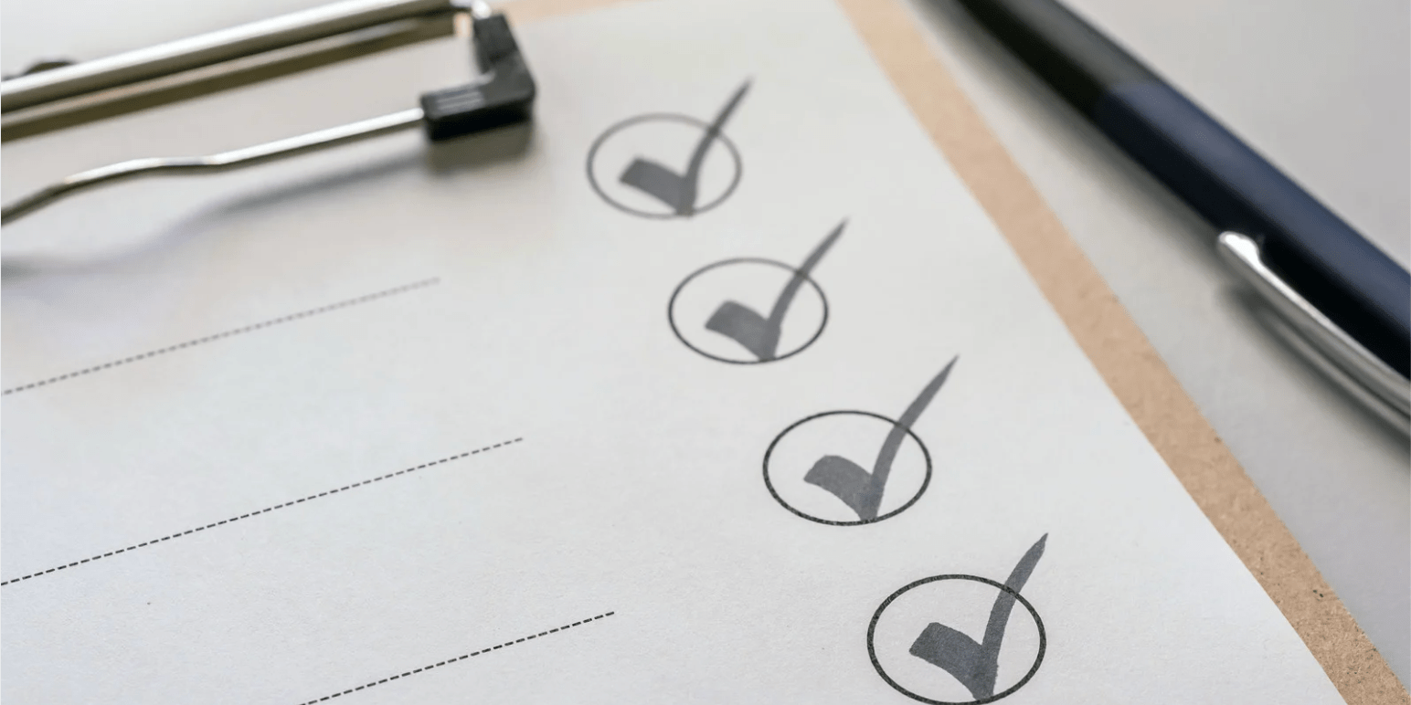 Checklist with tick marks representing steps for choosing an online exam platform