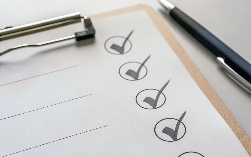 Checklist with tick marks representing steps for choosing an online exam platform