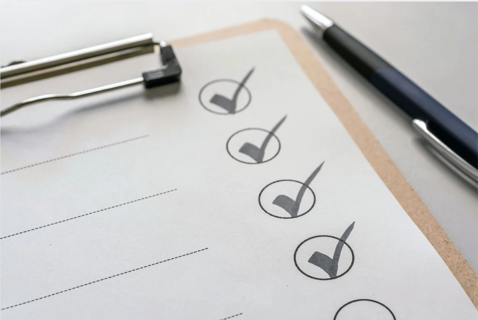 Checklist with tick marks representing steps for choosing an online exam platform
